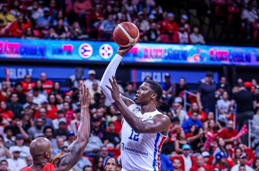 Ángel Delgado, jugador de la Selección de Baloncesto de la República Dominicana enfrentando a Puerto Rico
