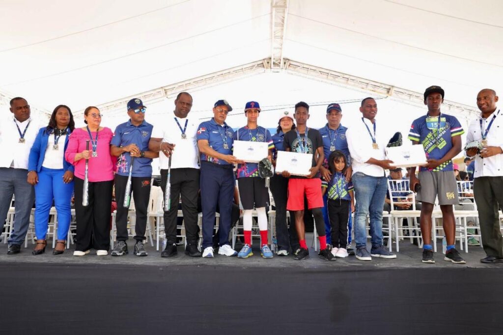 Entrega de útiles por parte de la Policía Nacional a la comunidad deportiva de Las Matas de Farfán