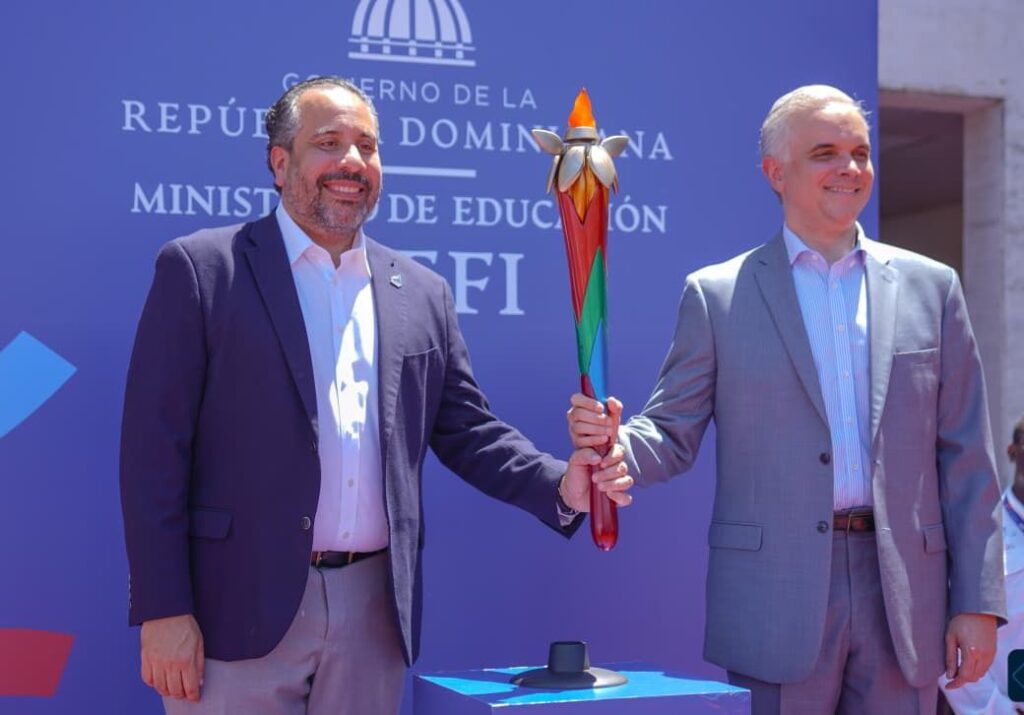 Alberto Rodriguez, director ejecutivo INEFI y Luis Miguel De Camps, ministro educación encienden antorcha Juegos Escolares Deportivos Nacionales 2025
