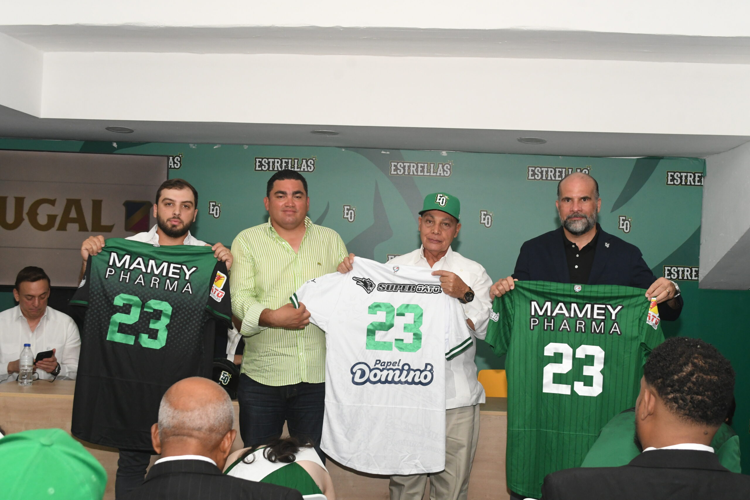 Luis Velásquez (tercero desde la izquierda), en representación de la empresa César Iglesias, entrega a directivos de las Estrellas los uniformes que vestirá ese equipo en el torneo de béisbol profesional que en el país comenzará el 15 de octubre. Desde la izquierda: Jorge Moreira (vicepresidente administrativo); Ángel Ovalles (vicepresidente de operaciones de béisbol); Velásquez; Jesús Feris (secretario).