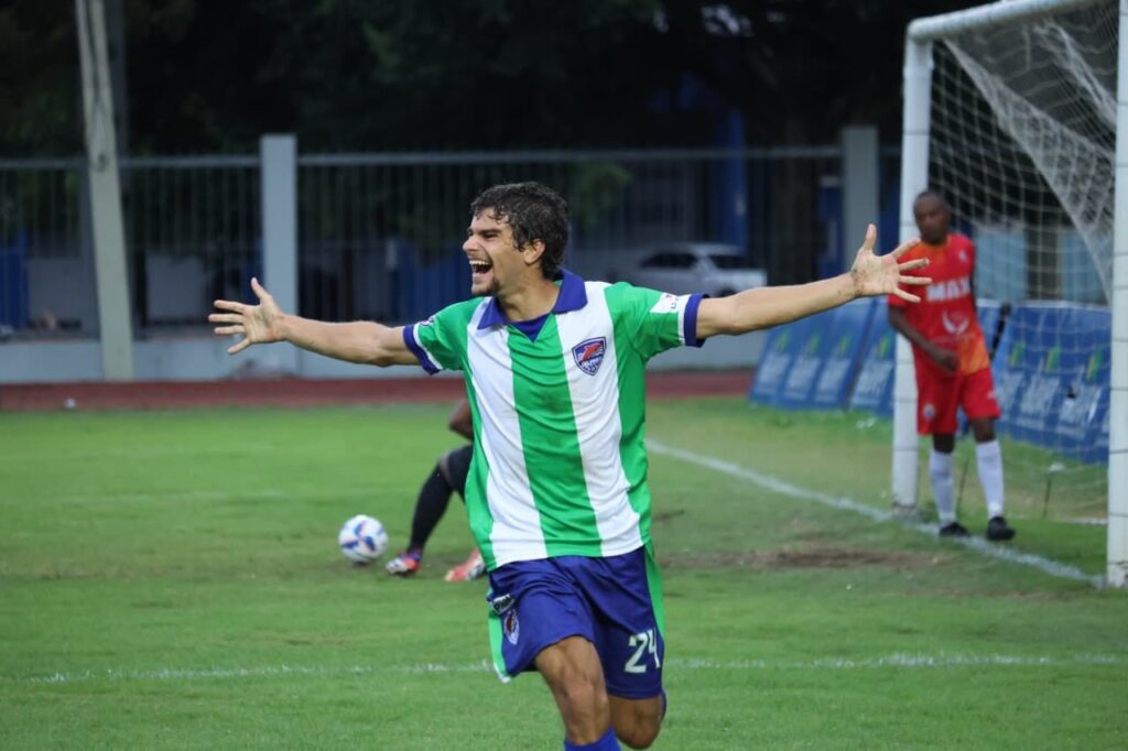 Deigo Losada que anotó gol por Delfines del Etste en el juego frente al Atlético Vega Real