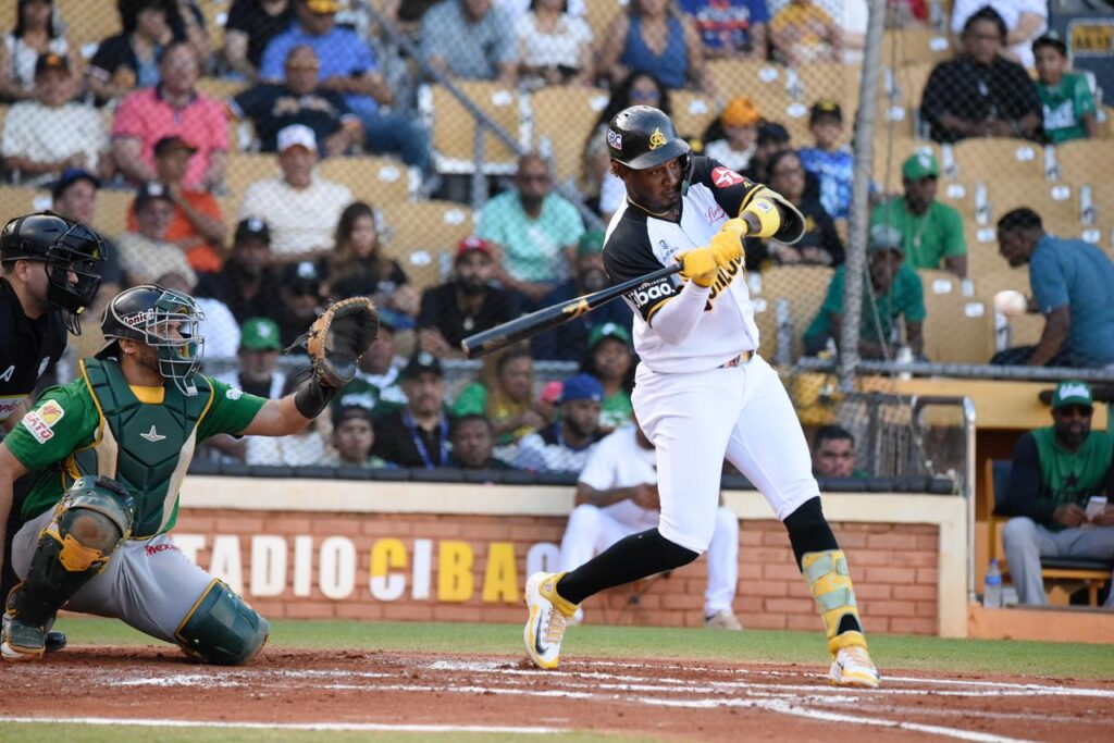 Geraldo Perdomo volvió a batear de hit para las Águilas, en la victoria frente a las Estrellas este domingo en la Pelota Invernal