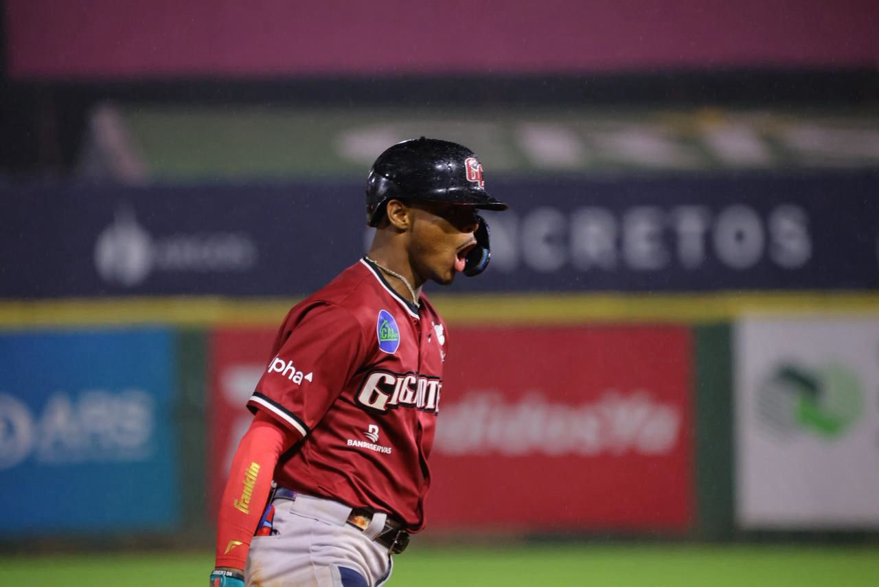 Julio Carreras conectó jonrón con las bases llenas para ayudar a los Gigantes a vencer a los Leones del Escogido en la Pelota Invernal