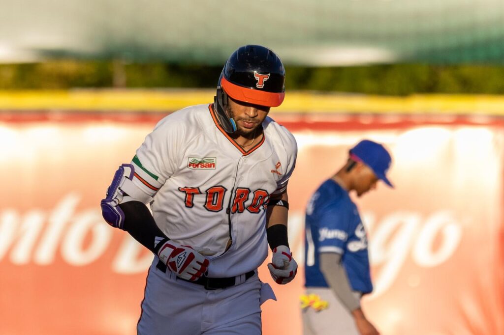 Luis Liberato conectó jonrón en la vcitoria de los Toros del Estre frente a los Tigres del Licey en la Pelota Invernal