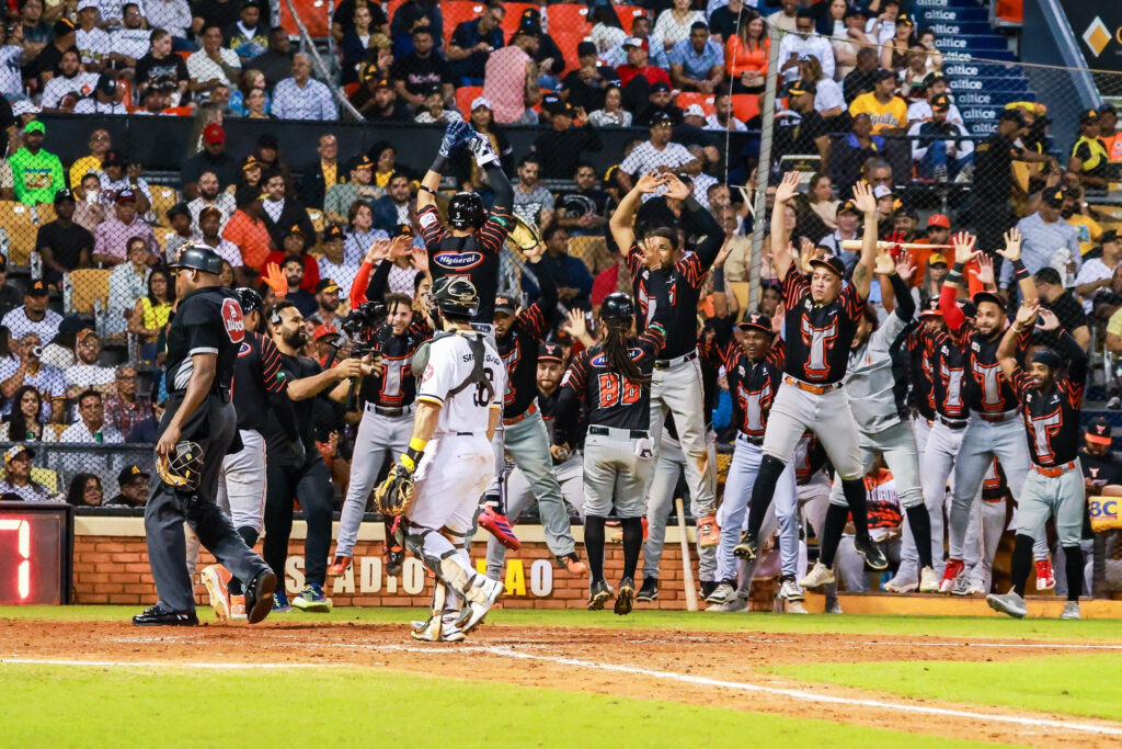 Toros ganan a las Águilas en Santiago, con jonrón de LIberato, en el Round Robin de la Pelota Invernal