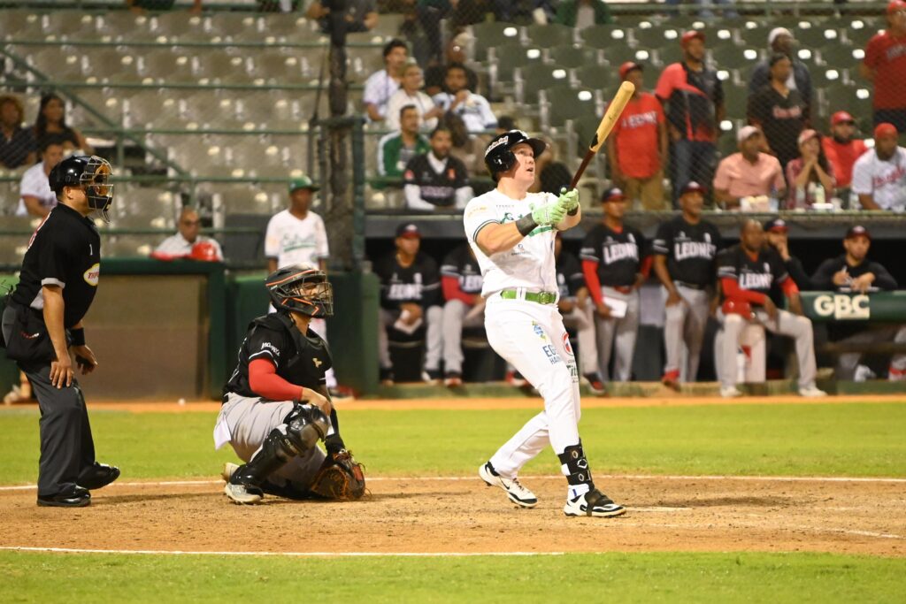 Josh Lester conectó jonrón para las Estrellas frente al Escogido en la Pelota Invernal.