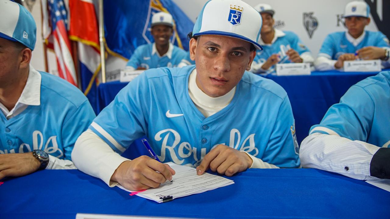 ANGEIBEL GÓMEZ, quien encabezó las firmas de los Reales de Kansas City de Enero 15