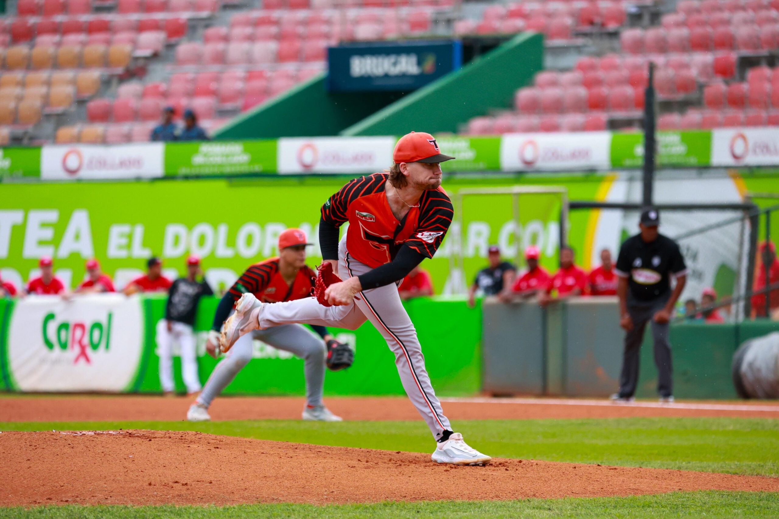 Aaron Leasher dominó al Escogiod desde la lomita y guió la victoria de los Toros en el RR de la Pelota Invernal