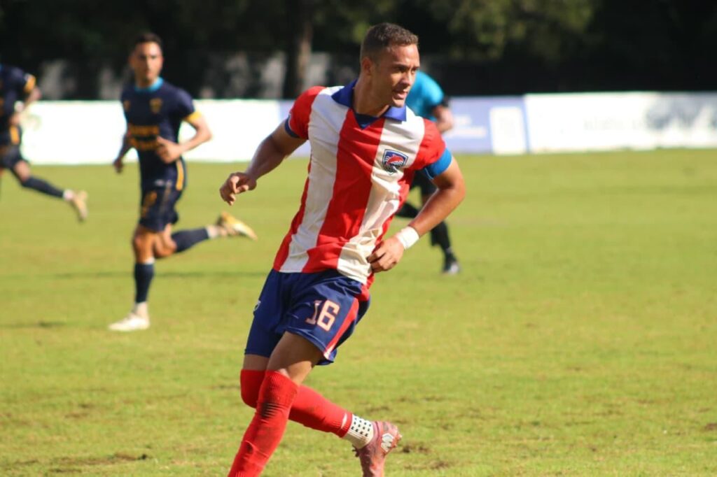 Christopher Almonte autor del gol de Delfines ante pantoja.