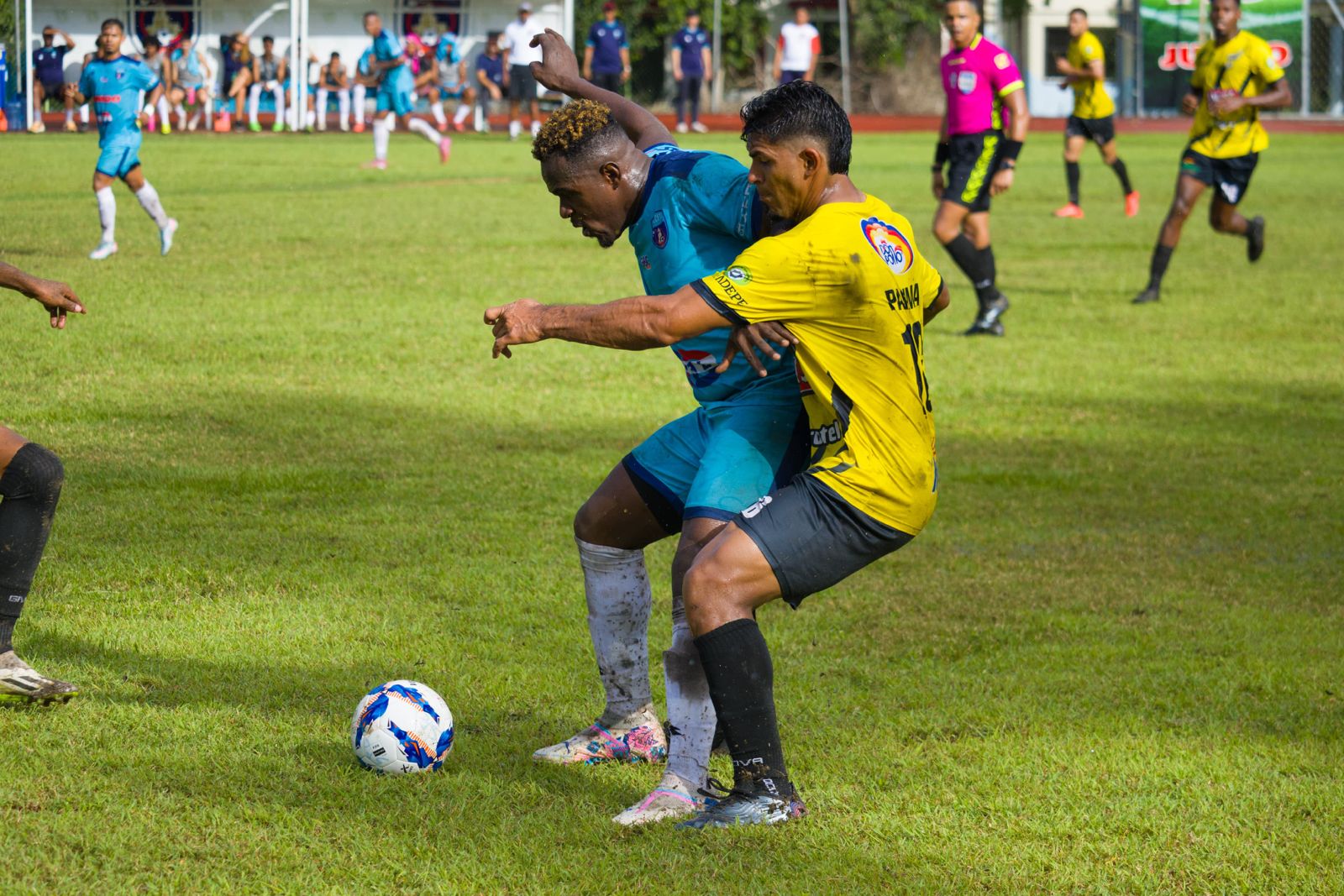 Daniel Jamesley (salcedo fc) asediado de Jhonny Parima (Moca FC) de la jornada 1 de la Liguilla LDF