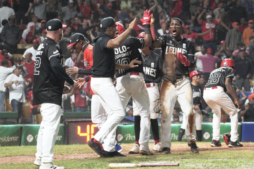 El Escogido celebra remontada frente a los Toros el el primer juego Serie Final de la Pelota Invernal