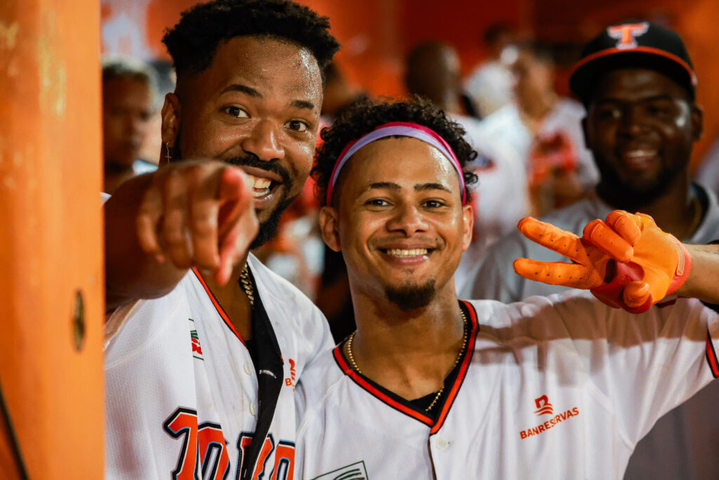 Eloy JImenez y Sergio Alcántara conectaron dos de los tres jonrones de los Toros en su victoria sobre los Gigantes en el RR de la Pelota Invernal