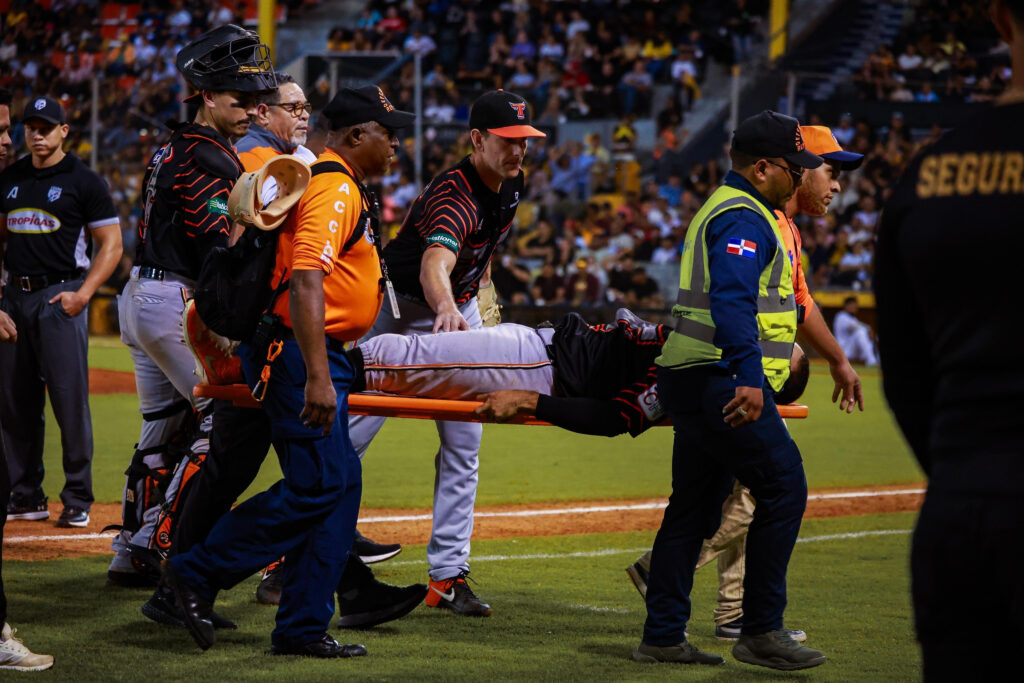 Gilberto Celestino salió en camilla luego de sufrur esquince de tobillo