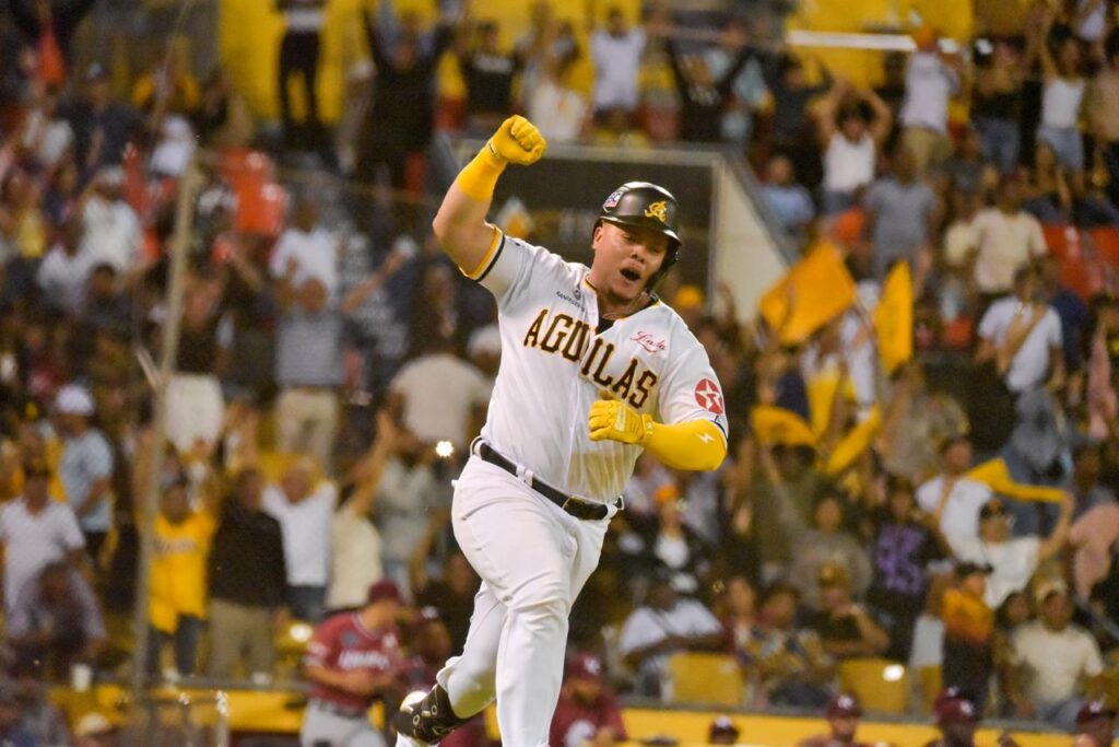 Julio Rodriguez celebra su hit ganador para su equipo Águilas Cibaeñas frente a Gigantes del Cibao, en el quinto juego para ambos del RR de la Pelota Invernal