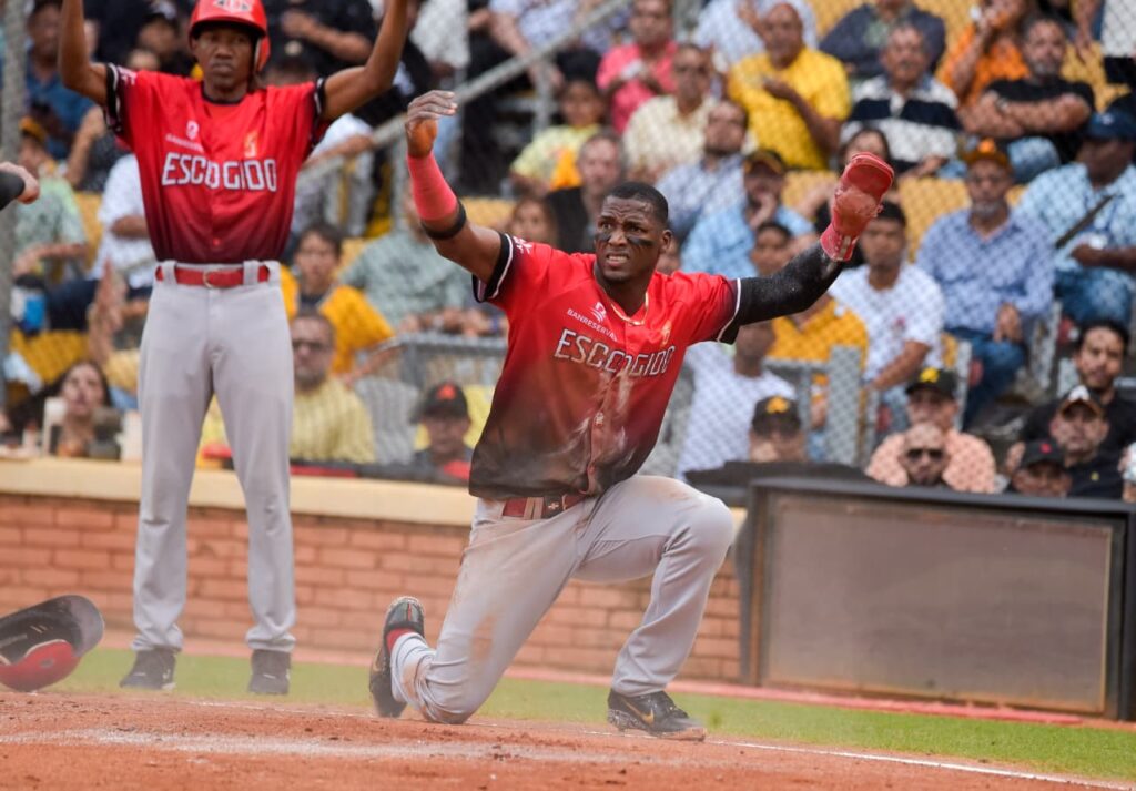 Junior Lake anota una de las carreras en la victoria del Escogido sobre las Águilas este domingo de enero