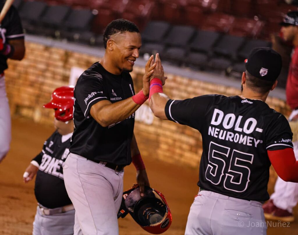 Pedro Severino conectó jonrón enla victoira de los Leones del Escogido sobre los Gigantes del Cibao en el RR de la Pelota Invernal