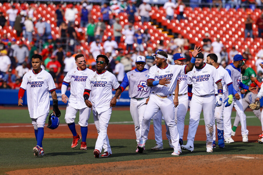 Así los Cangrejeros de Santurce de Puerto Rico celebran la victoria frente a los Tomateros de Culiacán, México Verde, en incio Serie del Caribe (Fotos prensa Charros de Jalisco)