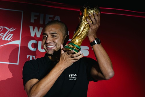 David Trezeguet desveló el trofeo original de la Copa Mundial de la FIFA en su llegada a Colombia, en el tour auspiciado por Coca Cola Company
