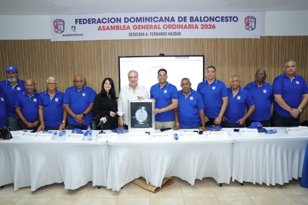 Fernando Hasbún, junto a es esposa Alicia Ortega, recibe el reconocimiento de Rafael Uribe, presidente de Fedombal, y su Consejo Directivo