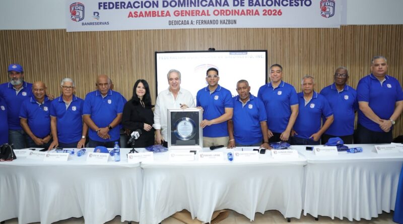 Fernando Hasbún, junto a es esposa Alicia Ortega, recibe el reconocimiento de Rafael Uribe, presidente de Fedombal, y su Consejo Directivo