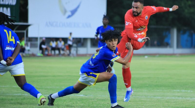 Momento del juego donde el Atletico Vega Real goleó a Atlantico fc en jornada 5 apertura LDF