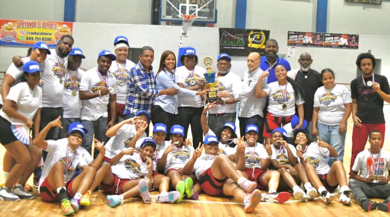 Patricia Núñez y Fernando Teruel entregan la Copa Seaboard al equipo campeón del club Los Mina, en el TBS Femenino 2026