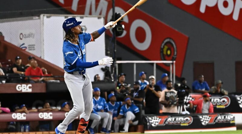 Kevin Alcántara conectó dos jonrones para los Tigres del Licey frente a los Gigantes del Cibao este martes 20 de octubre