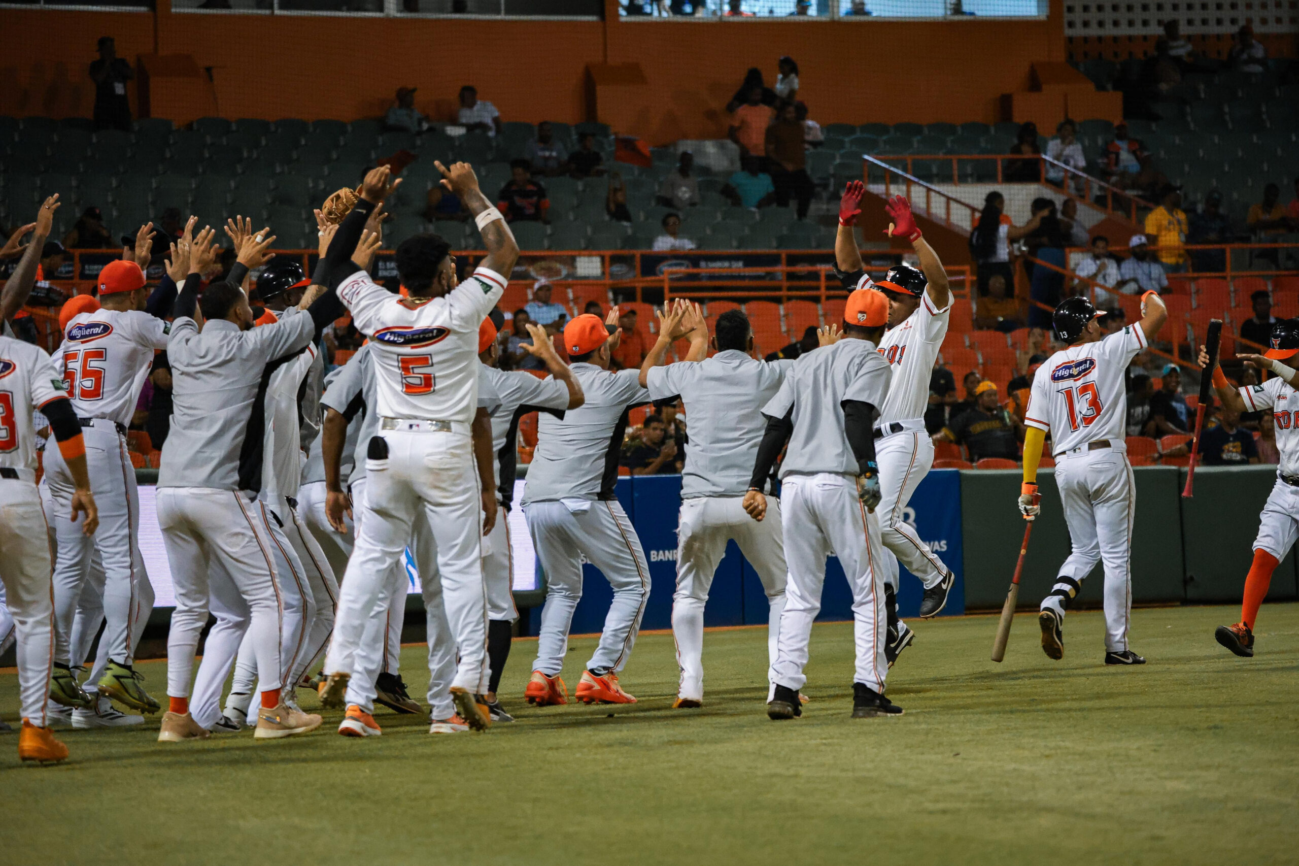 Toros remontan ante las Águilas con tres jonrones